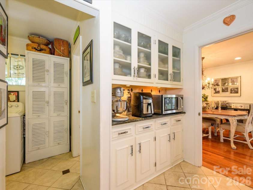 1300 Bevis Drive, Charlotte, NC 28209.  MLS# CAR4396482, YatesRealty ID 34482. 