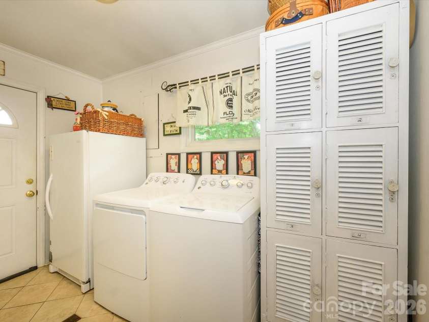 1300 Bevis Drive, Charlotte, NC 28209.  MLS# CAR4396482, YatesRealty ID 34482. 