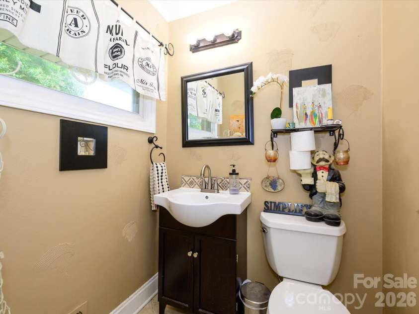 1300 Bevis Drive, Charlotte, NC 28209.  MLS# CAR4396482, YatesRealty ID 34482. 