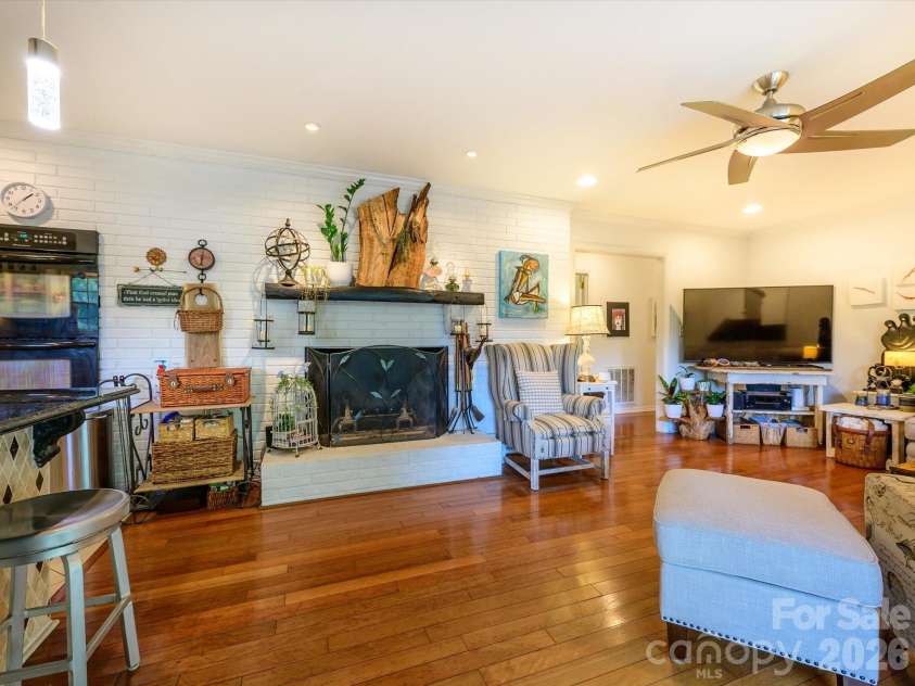 1300 Bevis Drive, Charlotte, NC 28209.  MLS# CAR4396482, YatesRealty ID 34482. 