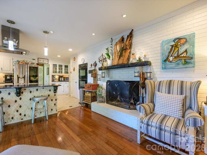 1300 Bevis Drive, Charlotte, NC 28209.  MLS# CAR4396482, YatesRealty ID 34482. 