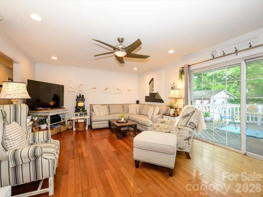 1300 Bevis Drive, Charlotte, NC 28209.  MLS# CAR4396482, YatesRealty ID 34482. 