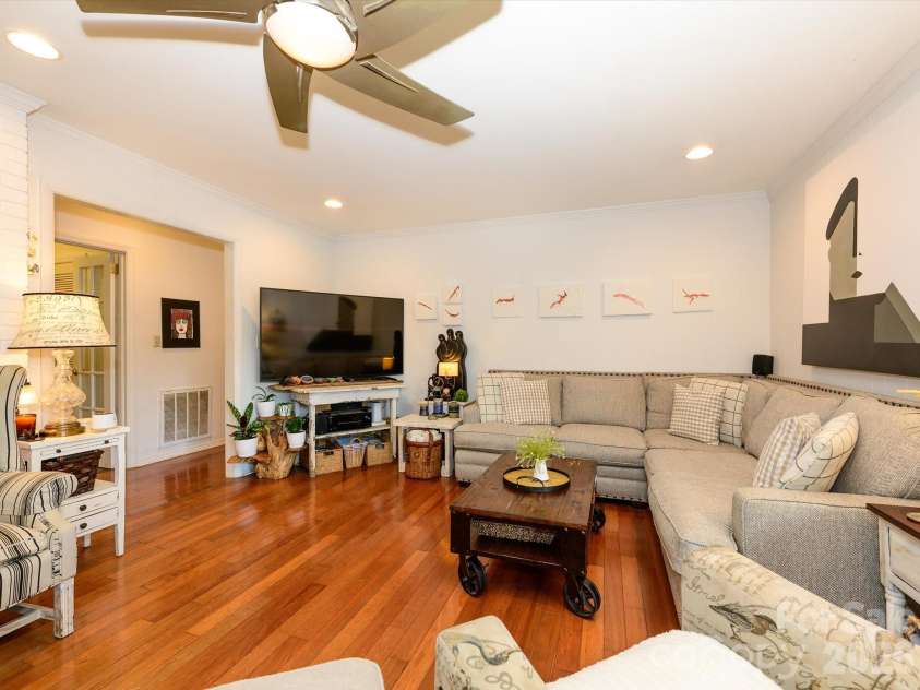 1300 Bevis Drive, Charlotte, NC 28209.  MLS# CAR4396482, YatesRealty ID 34482. 