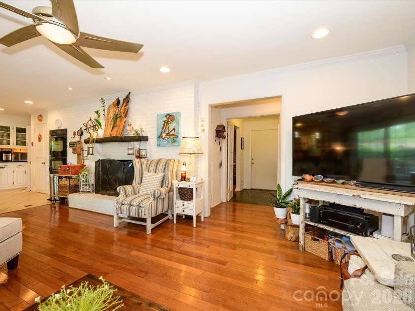 1300 Bevis Drive, Charlotte, NC 28209.  MLS# CAR4396482, YatesRealty ID 34482. 