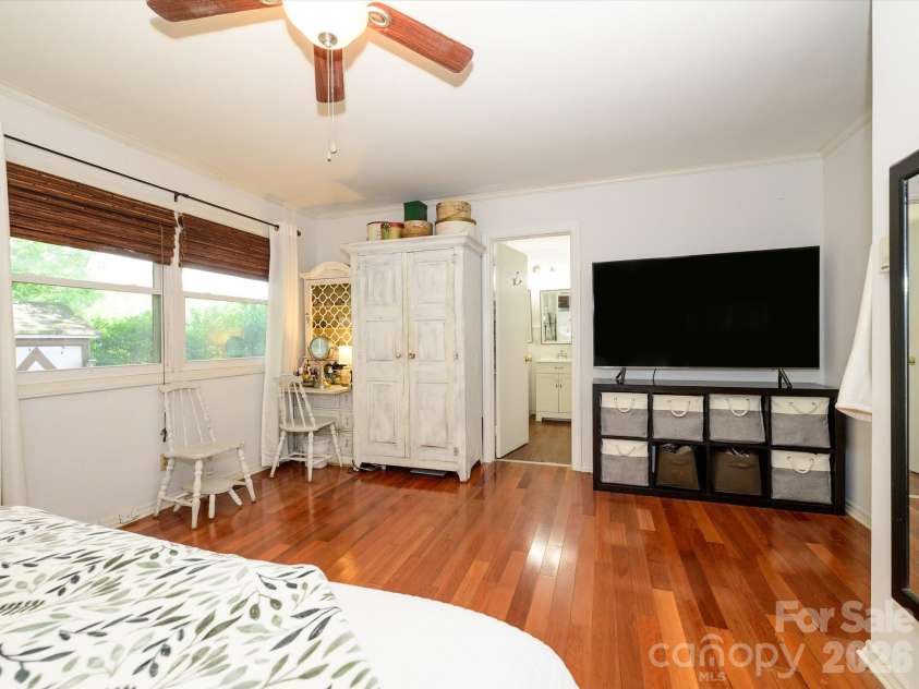 1300 Bevis Drive, Charlotte, NC 28209.  MLS# CAR4396482, YatesRealty ID 34482. 
