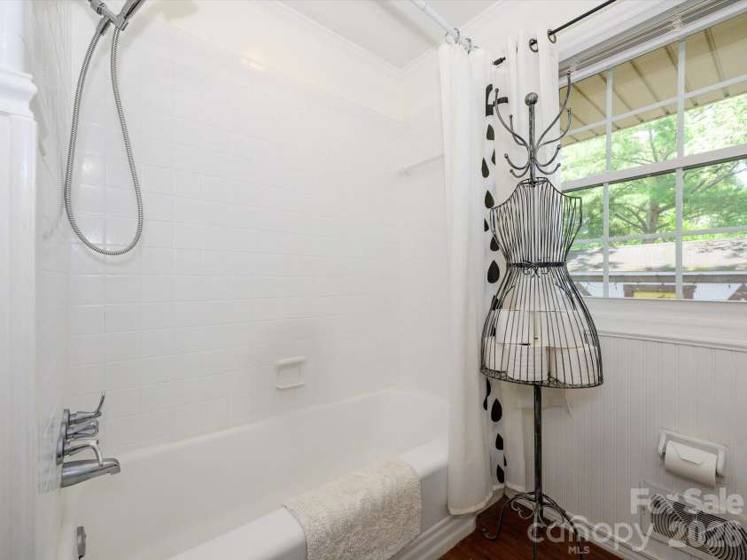 1300 Bevis Drive, Charlotte, NC 28209.  MLS# CAR4396482, YatesRealty ID 34482. 