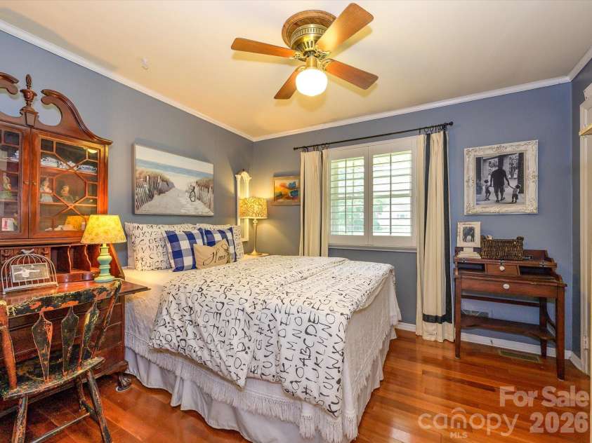 1300 Bevis Drive, Charlotte, NC 28209.  MLS# CAR4396482, YatesRealty ID 34482. 