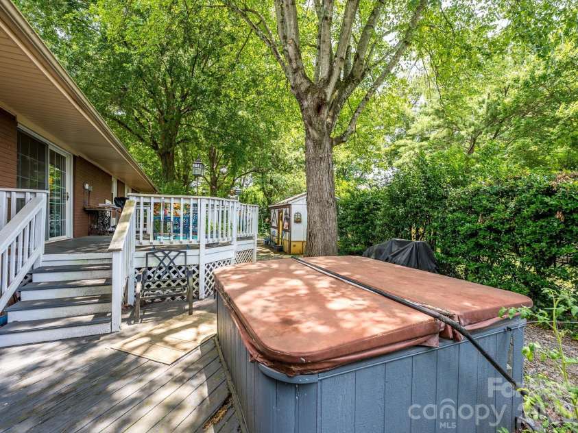 1300 Bevis Drive, Charlotte, NC 28209.  MLS# CAR4396482, YatesRealty ID 34482. 