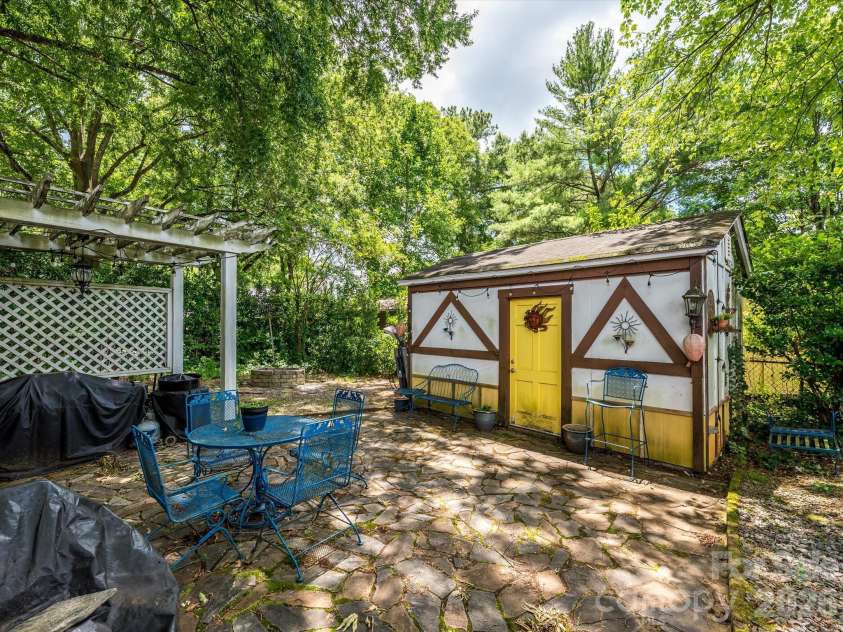 1300 Bevis Drive, Charlotte, NC 28209.  MLS# CAR4396482, YatesRealty ID 34482. 