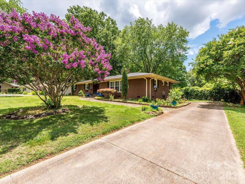 1300 Bevis Drive, Charlotte, NC 28209.  MLS# CAR4396482, YatesRealty ID 34482. 