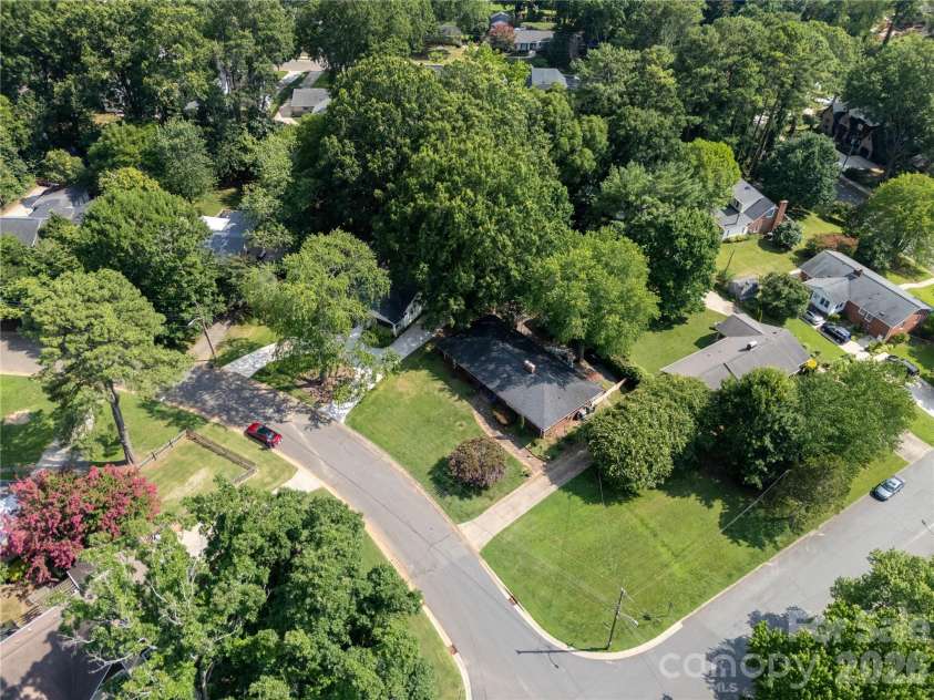 1300 Bevis Drive, Charlotte, NC 28209.  MLS# CAR4396482, YatesRealty ID 34482. 