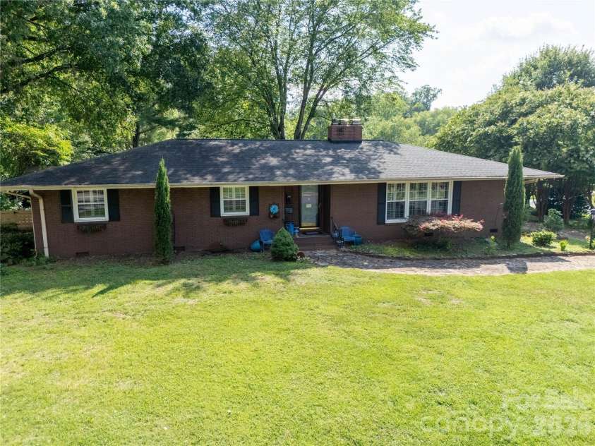 1300 Bevis Drive, Charlotte, NC 28209.  MLS# CAR4396482, YatesRealty ID 34482. 