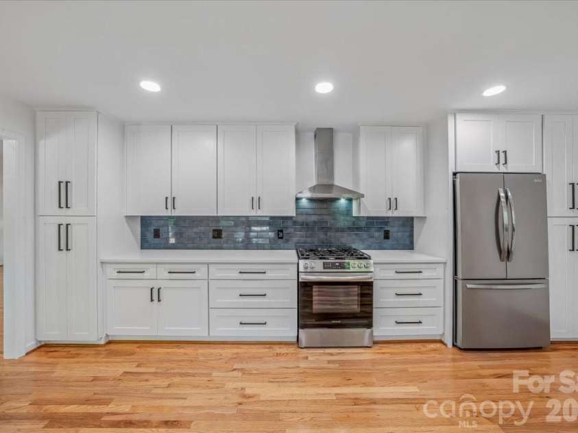 1512 Kinglet Drive, York, SC 29745.  MLS# CAR4393355, YatesRealty ID 34483. Gas range