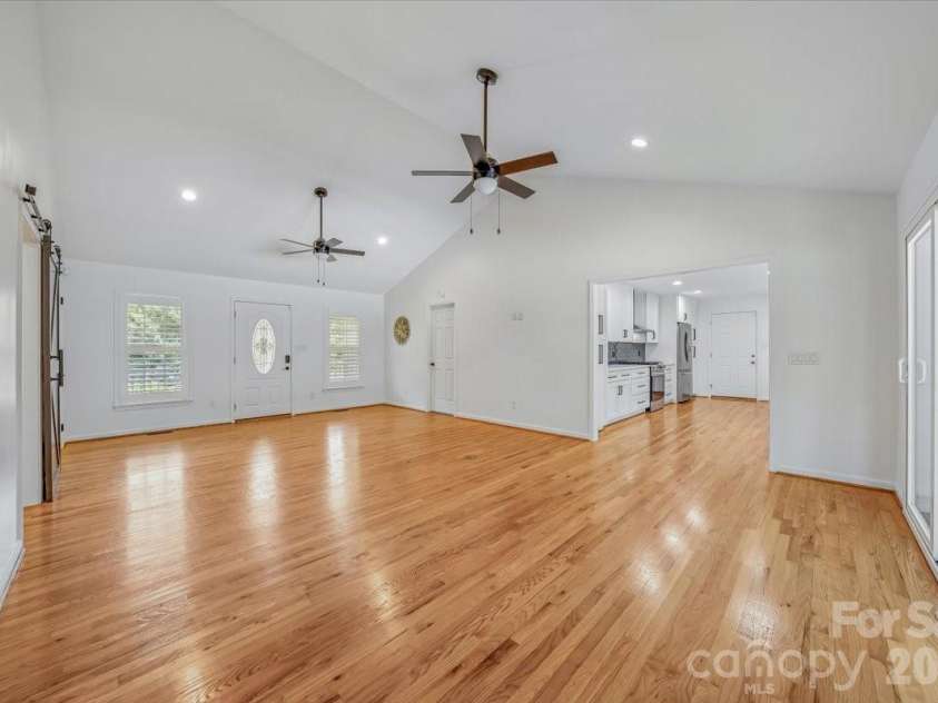 1512 Kinglet Drive, York, SC 29745.  MLS# CAR4393355, YatesRealty ID 34483. LVP throughout home