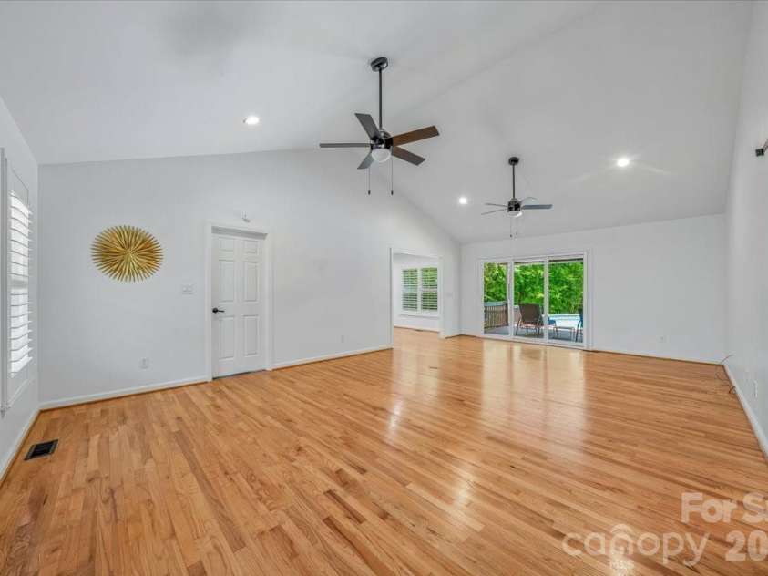 1512 Kinglet Drive, York, SC 29745.  MLS# CAR4393355, YatesRealty ID 34483. Open area high ceilings
