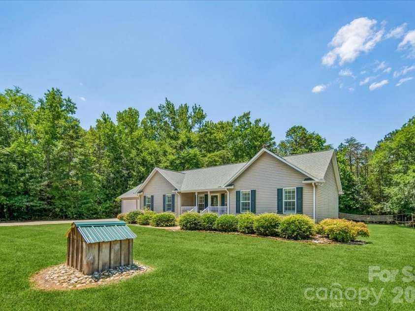 1512 Kinglet Drive, York, SC 29745.  MLS# CAR4393355, YatesRealty ID 34483. Sits on over 1.5 acres