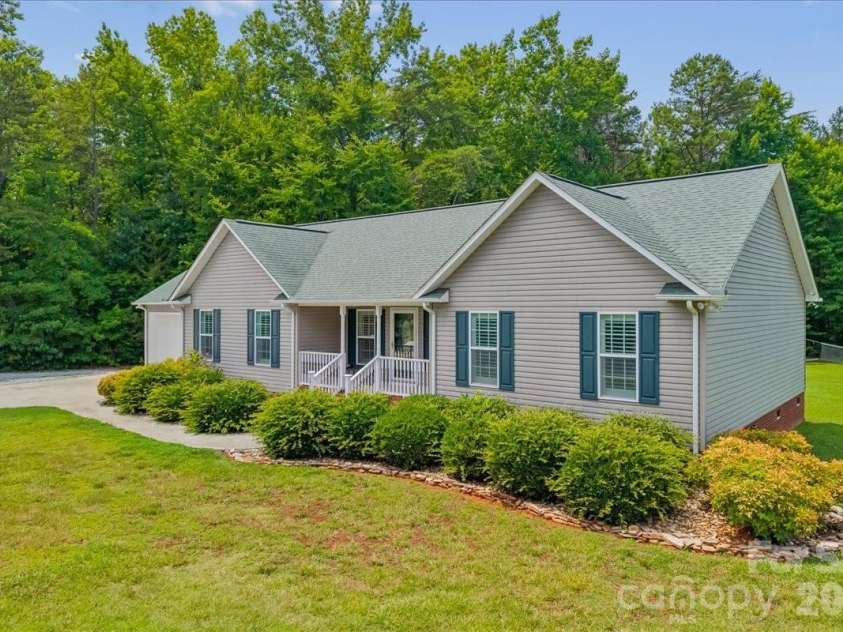 1512 Kinglet Drive, York, SC 29745.  MLS# CAR4393355, YatesRealty ID 34483. Welcome Home