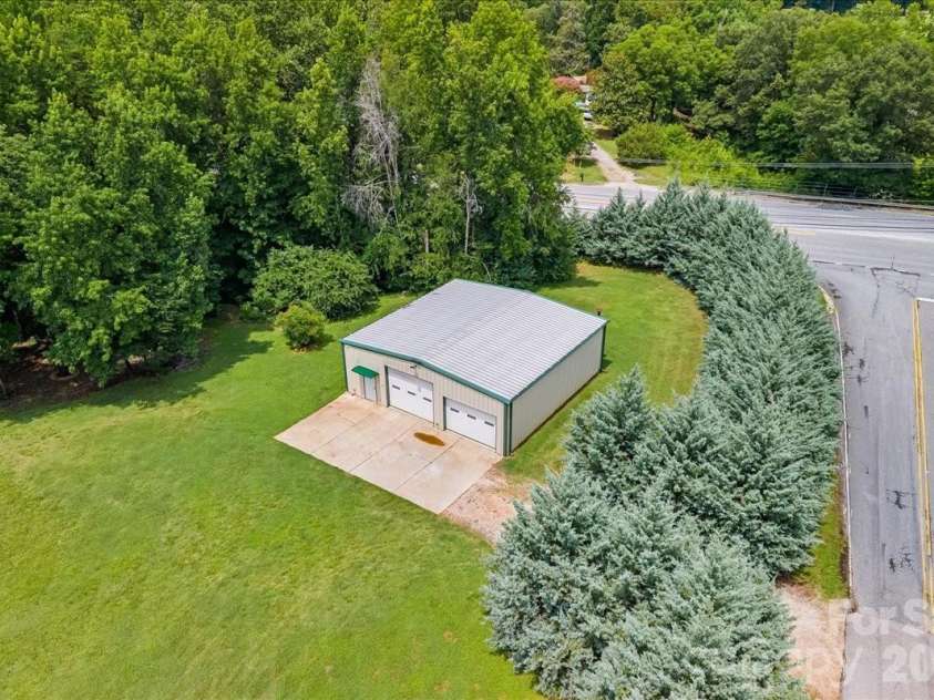 1512 Kinglet Drive, York, SC 29745.  MLS# CAR4393355, YatesRealty ID 34483. Workshop has its own driveway
