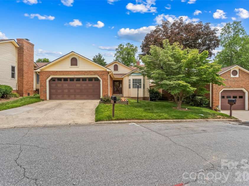 137 Exeter Court, Hendersonville, NC 28791.  MLS# CAR4397622, YatesRealty ID 34486. 