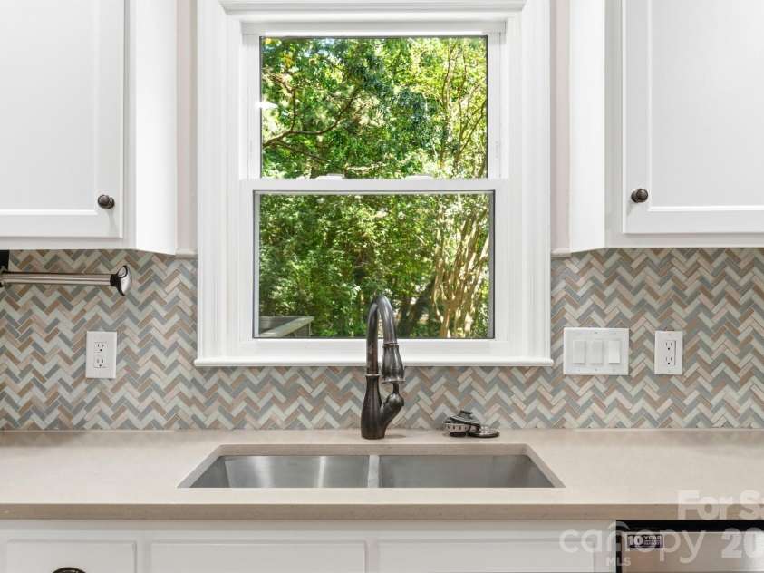 2106 Caleo Circle, Charlotte, NC 28270.  MLS# CAR4397014, YatesRealty ID 34488. New backsplash
