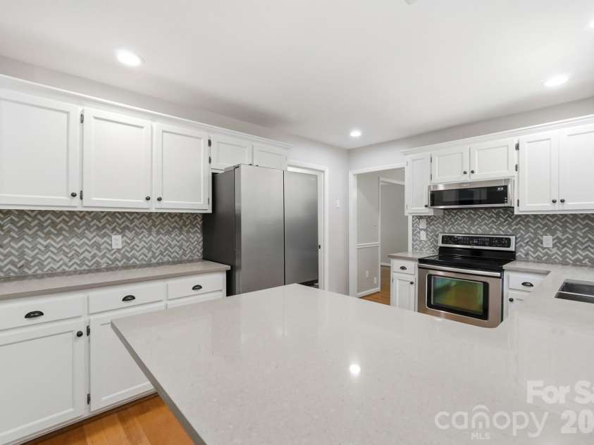 2106 Caleo Circle, Charlotte, NC 28270.  MLS# CAR4397014, YatesRealty ID 34488. Quartz countertops