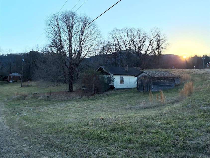 40 Georges Branch Road, Candler, NC 28715.  MLS# CAR4331344, YatesRealty ID 3449. 