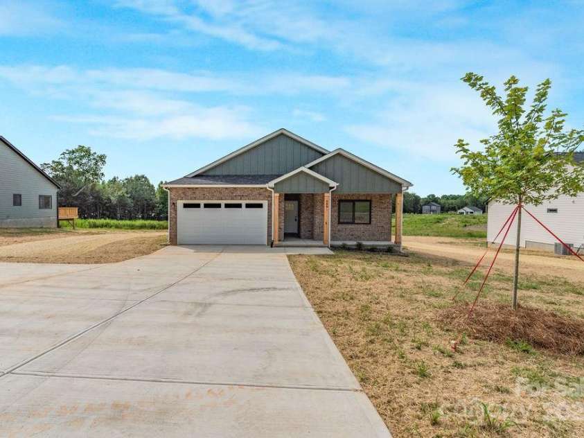 689 Grove Street, Lincolnton, NC 28092.  MLS# CAR4296491, YatesRealty ID 34491. 