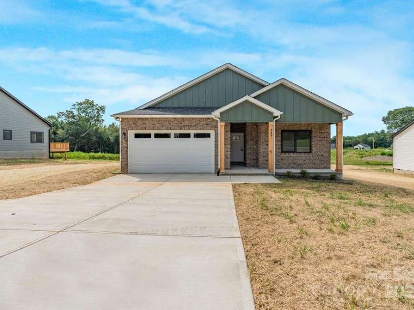 689 Grove Street, Lincolnton, NC 28092.  MLS# CAR4296491, YatesRealty ID 34491. 