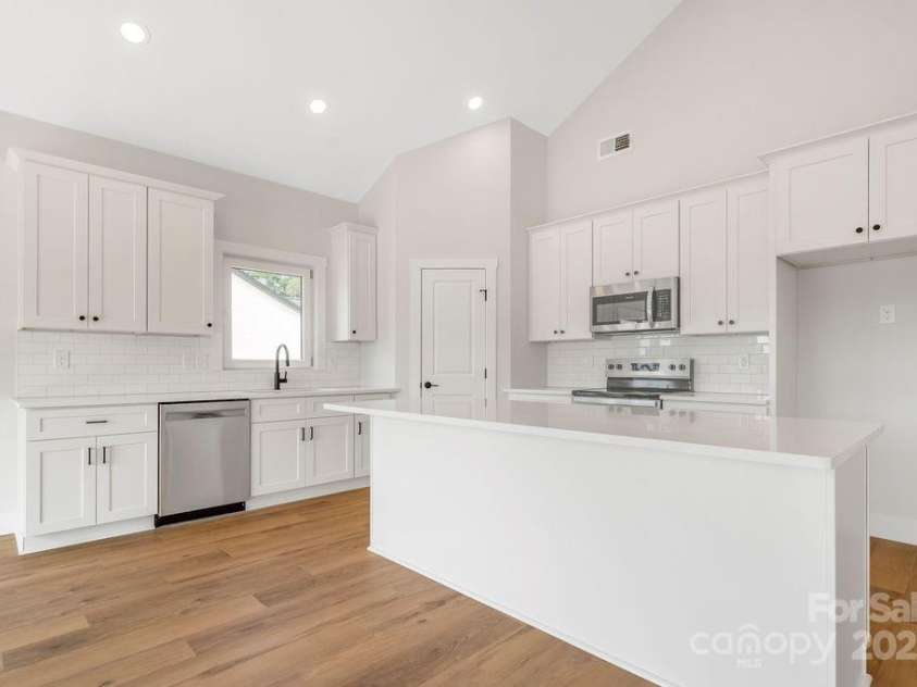 689 Grove Street, Lincolnton, NC 28092.  MLS# CAR4296491, YatesRealty ID 34491. 