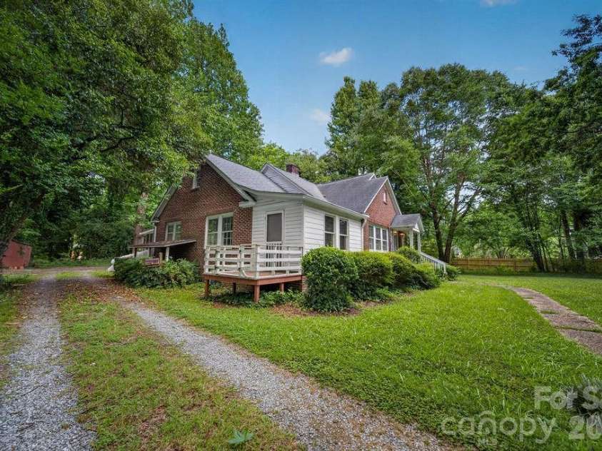 1822 Sugar Creek Road, Charlotte, NC 28262.  MLS# CAR4398353, YatesRealty ID 34493. 