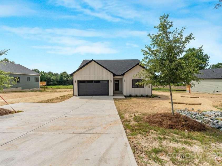 697 Grove Street, Lincolnton, NC 28092.  MLS# CAR4331957, YatesRealty ID 34493. 