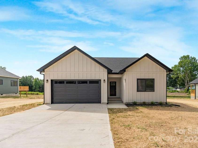 697 Grove Street, Lincolnton, NC 28092.  MLS# CAR4331957, YatesRealty ID 34493. 