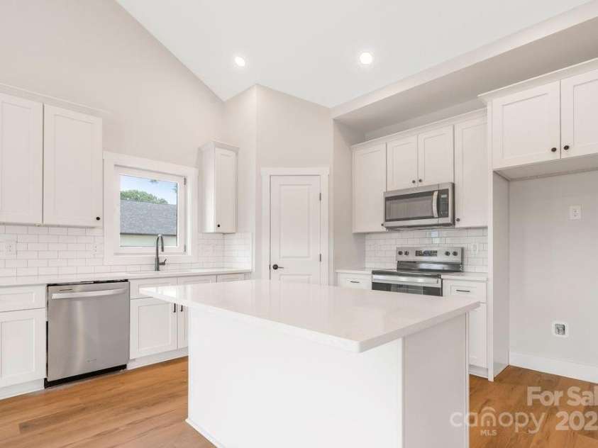 697 Grove Street, Lincolnton, NC 28092.  MLS# CAR4331957, YatesRealty ID 34493. 