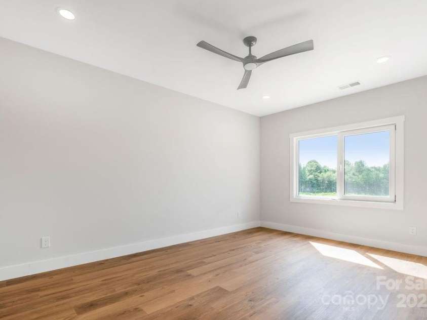 697 Grove Street, Lincolnton, NC 28092.  MLS# CAR4331957, YatesRealty ID 34493. 