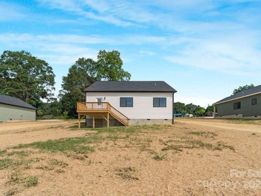 697 Grove Street, Lincolnton, NC 28092.  MLS# CAR4331957, YatesRealty ID 34493. 