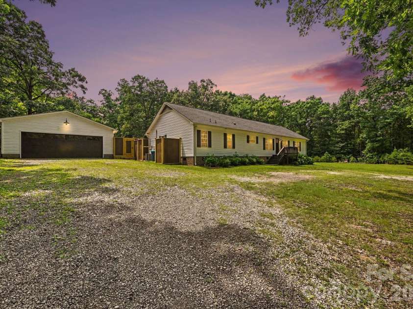 8900 Lazy Ridge Lane, Concord, NC 28025.  MLS# CAR4398381, YatesRealty ID 34494. 