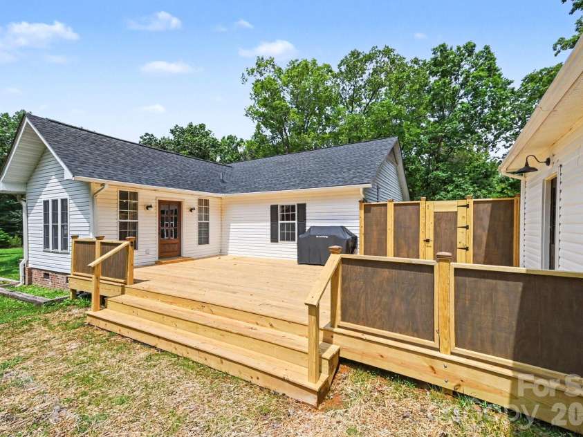 8900 Lazy Ridge Lane, Concord, NC 28025.  MLS# CAR4398381, YatesRealty ID 34494. 