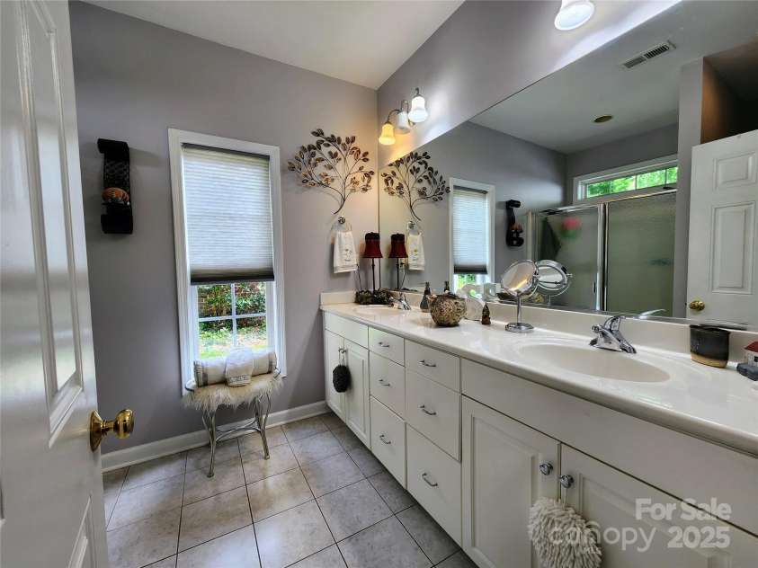 100 Wentworth Drive, Mocksville, NC 27028.  MLS# CAR4296498, YatesRealty ID 34495. Primary en-suite bathroom