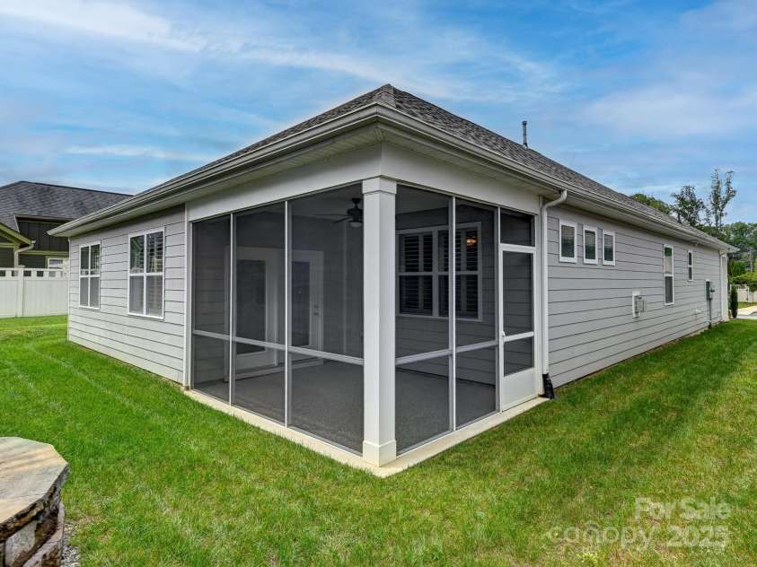527 Summerfield Place, Flat Rock, NC 28731.  MLS# CAR4295699, YatesRealty ID 34496. 