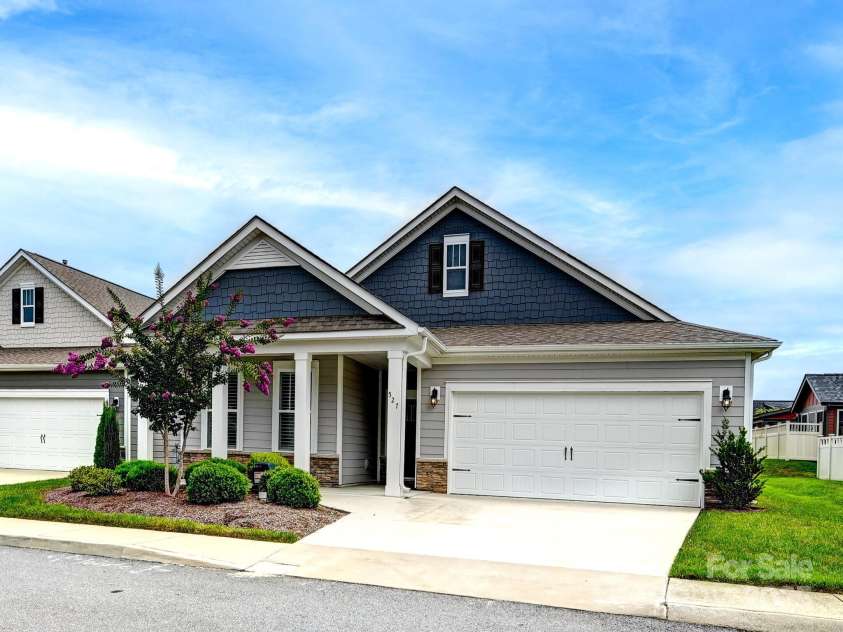 527 Summerfield Place, Flat Rock, NC 28731.  MLS# CAR4295699, YatesRealty ID 34496. 