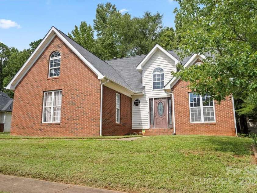 7337 Rosehall Drive, Charlotte, NC 28227.  MLS# CAR4296550, YatesRealty ID 34499. 