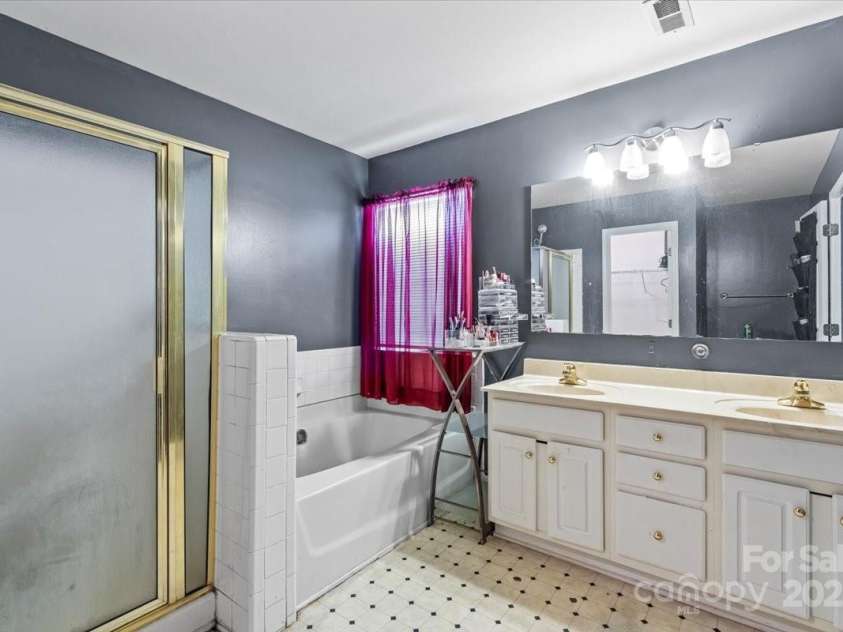 7337 Rosehall Drive, Charlotte, NC 28227.  MLS# CAR4296550, YatesRealty ID 34499. 