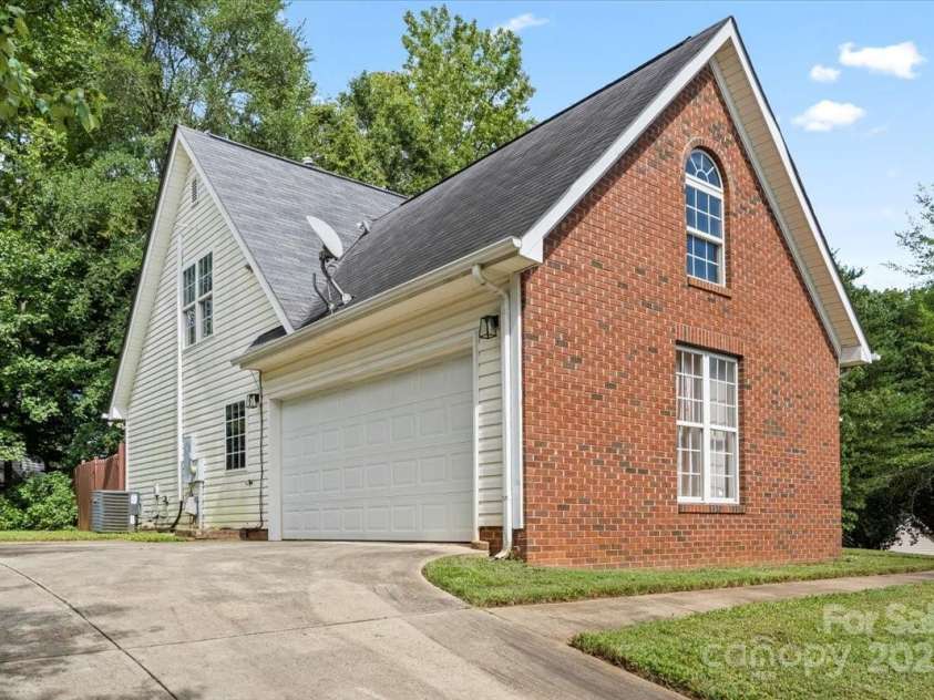 7337 Rosehall Drive, Charlotte, NC 28227.  MLS# CAR4296550, YatesRealty ID 34499. 