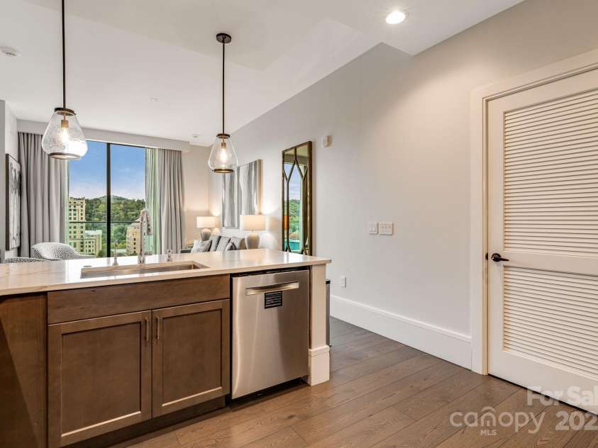 7 Patton Avenue, Asheville, NC 28801.  MLS# CAR4307883, YatesRealty ID 345. 