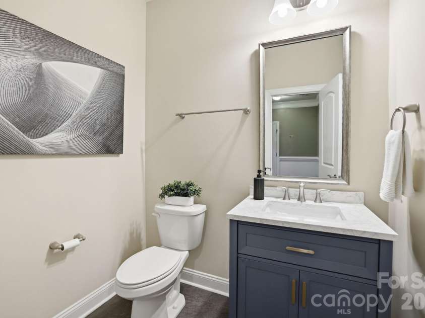 5109 Pansley Drive, Charlotte, NC 28226.  MLS# CAR4382768, YatesRealty ID 34500. First floor half bath