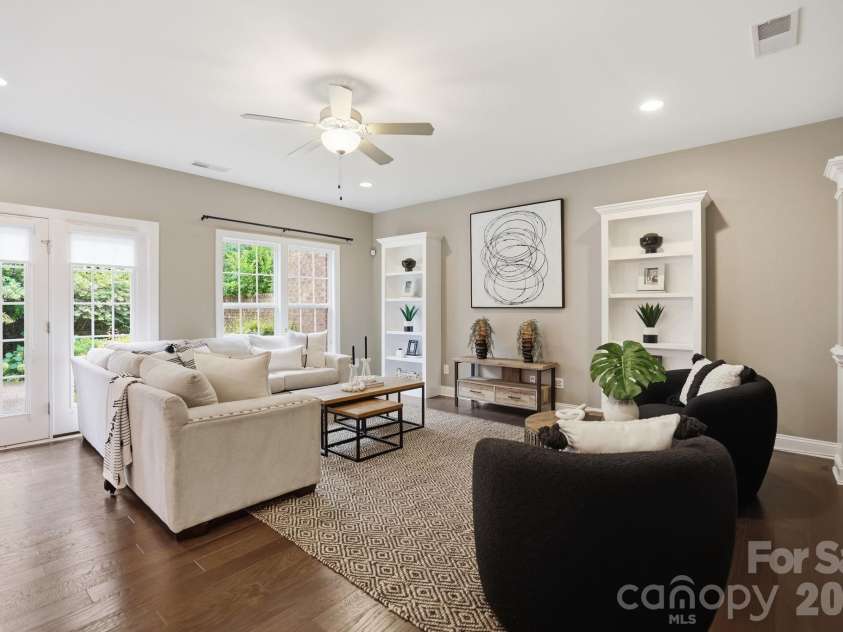 5109 Pansley Drive, Charlotte, NC 28226.  MLS# CAR4382768, YatesRealty ID 34500. Great room