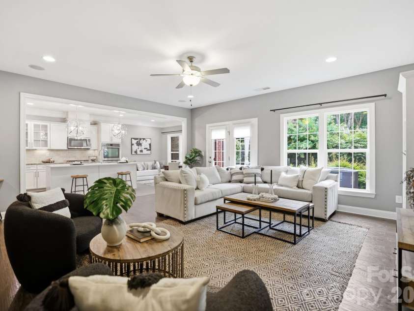 5109 Pansley Drive, Charlotte, NC 28226.  MLS# CAR4382768, YatesRealty ID 34500. Great room