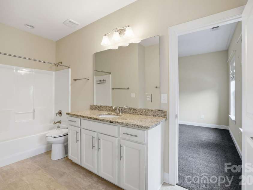 5109 Pansley Drive, Charlotte, NC 28226.  MLS# CAR4382768, YatesRealty ID 34500. Jack-n-Jill bath