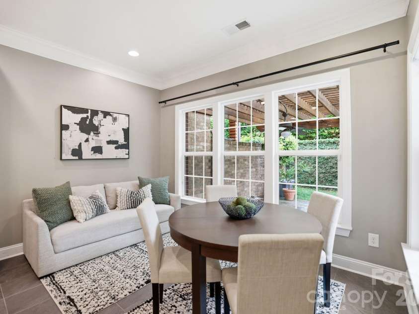 5109 Pansley Drive, Charlotte, NC 28226.  MLS# CAR4382768, YatesRealty ID 34500. Kitchen sitting area