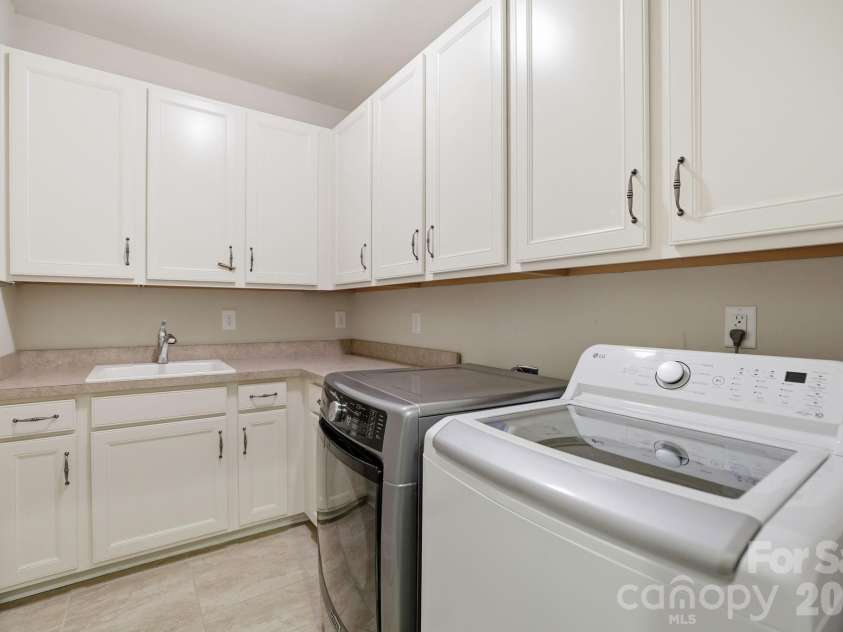 5109 Pansley Drive, Charlotte, NC 28226.  MLS# CAR4382768, YatesRealty ID 34500. Laundry